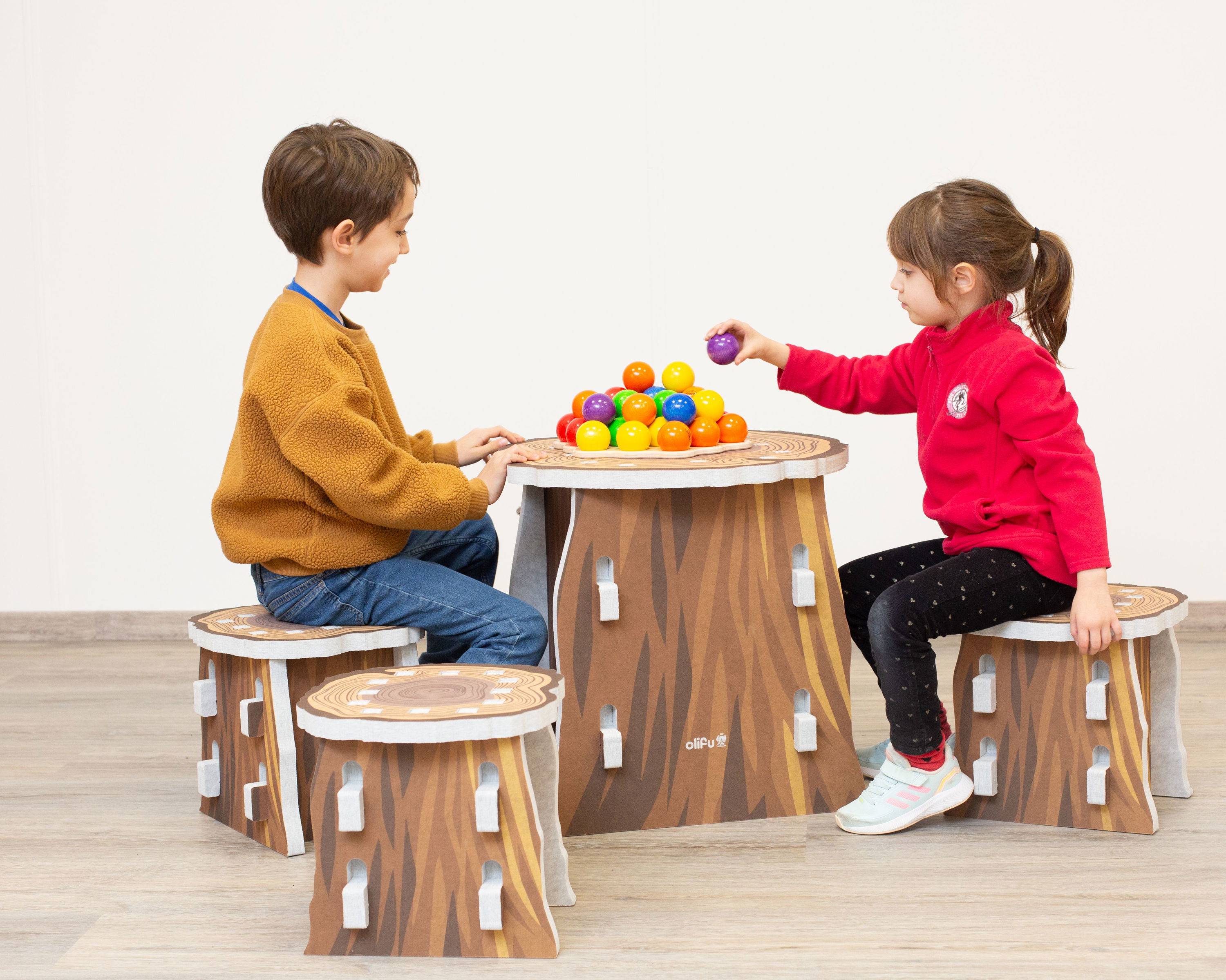 olifu Akustik Tisch mit 4 Hockern