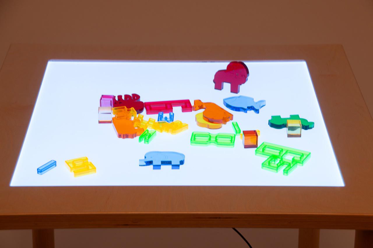 LED Leuchttisch mit langen Beinen