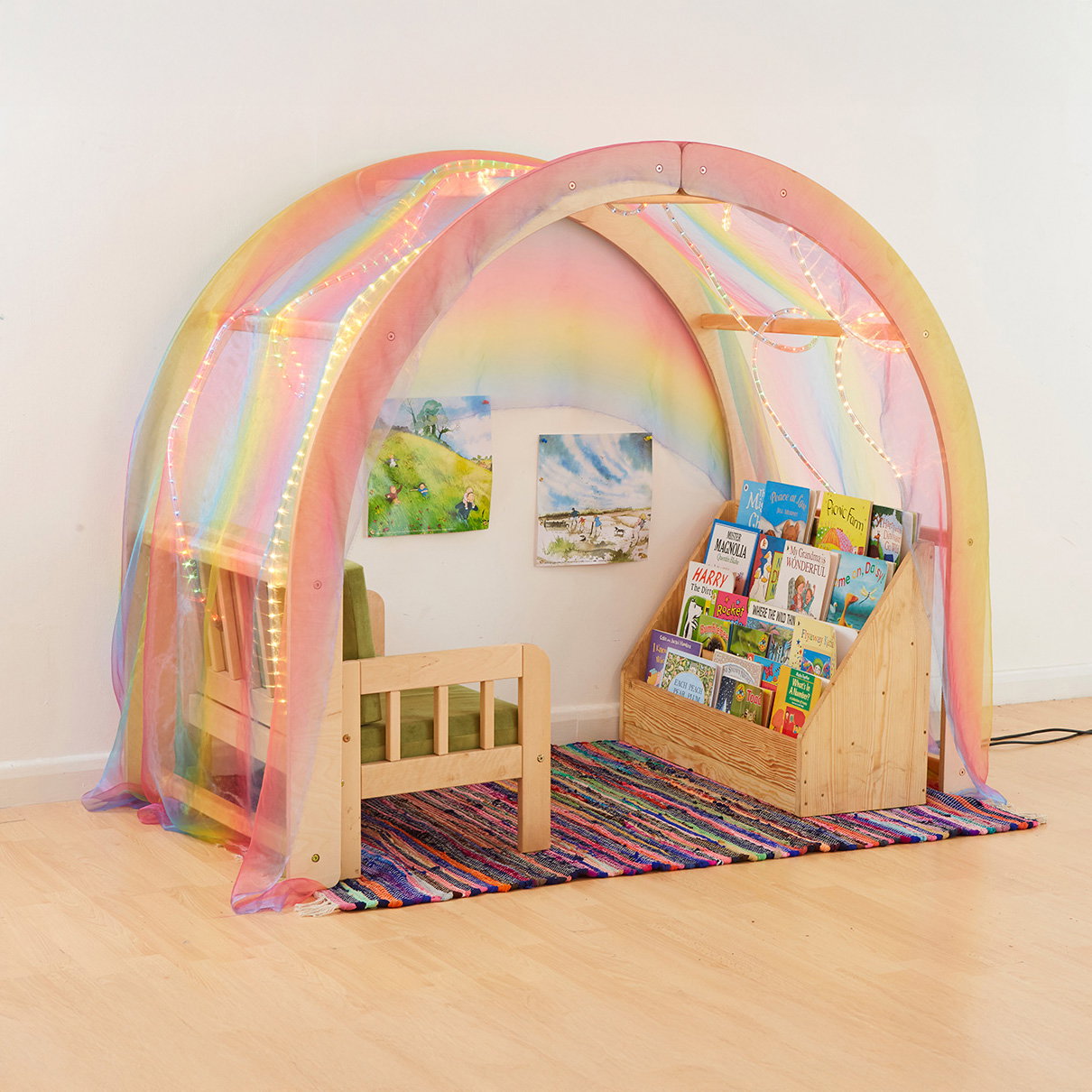 Rafiki Lesesessel und Bücherregal