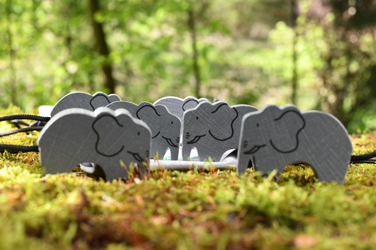 olifu Fädelelefant, 6er-Pack im Samtbeutel