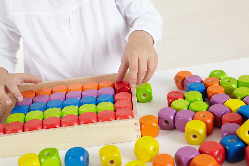 Fädelwürfel, bunt, 150er-Pack