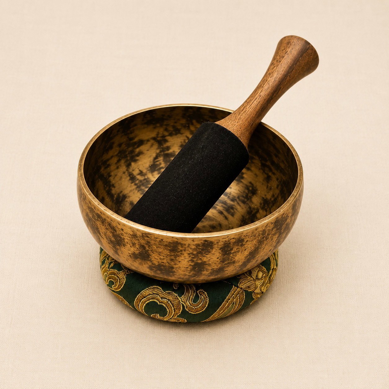 Klangschale handgefertigt , 10 - 12 cm, inkl.Schlägel und Kissen
