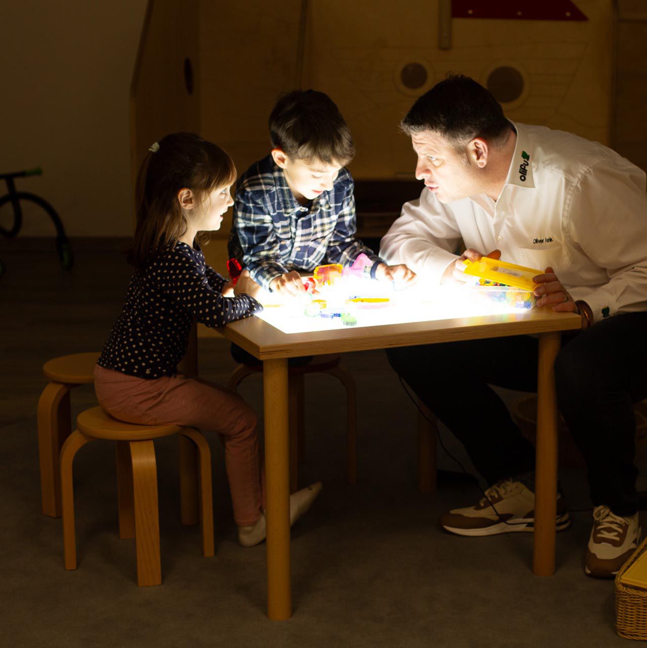 LED Leuchttisch mit langen Beinen